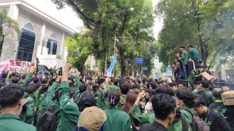 Demo di DPRD Sumut, Mahasiswa Blokir Jalan: Kebijakan Prabowo-Gibran Menyengsarakan Rakyat