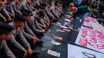 Mahasiswa Universitas Muhammadiyah Prof. Dr. HAMKA (Uhamka) dihadang pihak kepolisian saat menggelar aksi menuju kawasan Bundaran HI di Jalan Jenderal Sudirman, Jakarta, Senin (15/6/2026). [Suara.com/Alfian Winanto]