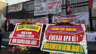 Sindir DPR dan Prabowo-Gibran Gagal! Mahasiswa Kirim Karangan Bunga Duka ke Senayan