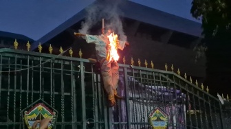 Ketegangan di Semarang: Mahasiswa Bakar Jelangkung dan Ban, Desak Reformasi Pemerintahan Prabowo