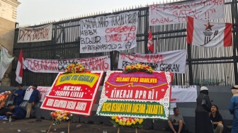 Mana yang Turun Duluan? Banner Demo Mahasiswa di DPR Sindir Kenaikan BBM hingga Jabatan Prabowo