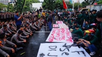 Mahasiswa Universitas Muhammadiyah Prof. Dr. HAMKA (Uhamka) dihadang pihak kepolisian saat menggelar aksi menuju kawasan Bundaran HI di Jalan Jenderal Sudirman, Jakarta, Senin (15/6/2026). [Suara.com/Alfian Winanto]