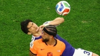 Kontroversi Belanda vs Jepang: Sikutan Memphis Depay Lolos dari Kartu Merah