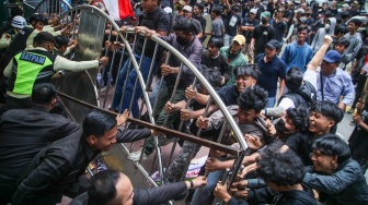 Sejumlah massa melakukan demonstrasi di depan gedung Kementerian Imipas, Jakarta, Senin (15/6/2026). [Suara.com/Alfian Winanto]