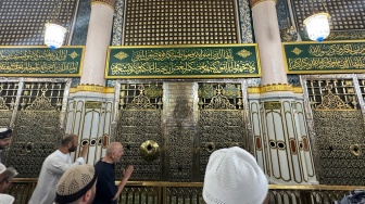 Umat Islam berdoa di depan makam Nabi Muhammad SAW, Abu Bakar Ash-Shiddiq, dan Umar bin Khattab di Masjid Nabawi, Madinah, Arab Saudi, Jumat (12/6/2026). [ANTARA FOTO/Citro Atmoko/sgd/tom]