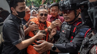 Personel kepolisian mengawal Bupati Pati nonaktif Sudewo (tengah) saat menuju mobil tahanan seusai menjalani sidang perdana pembacaan dakwaan di Pengadilan Tipikor Semarang, Jawa Tengah, Senin (15/6/2026). [ANTARA FOTO/Aji Styawan/nym]