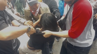 Ricuh di DPR, Polisi Angkut Demonstran Cipayung Menggugat ke Dalam Gedung