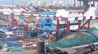 Ombak 2,5 Meter, Nelayan Prigi Terpaksa Menepi di Tengah Musim Ikan