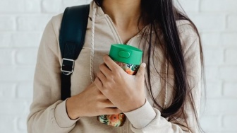 Dari Tumbler ke Paylater: Kontradiksi Gaya Hidup Ramah Lingkungan Anak Muda