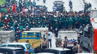 Mahasiswa Universitas Muhammadiyah Prof. Dr. HAMKA (Uhamka) dihadang pihak kepolisian saat menggelar aksi menuju kawasan Bundaran HI di Jalan Jenderal Sudirman, Jakarta, Senin (15/6/2026). [Suara.com/Alfian Winanto]