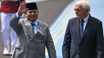 Presiden Prabowo Subianto (kiri) bersama Presiden Jerman Frank Walter Steinmeier (kanan) berjalan memeriksa pasukan di Istana Merdeka, Jakarta, Senin (15/6/2026). [ANTARA FOTO/Bayu Pratama S/hma/kye]