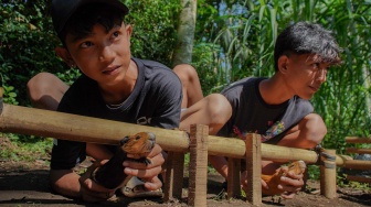 Dua joki bersiap melepas marmot saat mengikuti tradisi Karapan Marmot di Kecamatan Klakah, Lumajang, Jawa Timur, Minggu (14/6/2026). [ANTARA FOTO/Irfan Sumanjaya/kye]
