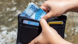 Ekonomi Indonesia Baik-Baik Saja, Tapi Kenapa Dompet Kita Terasa 'Sekarat'?