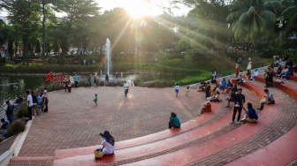 Warga berwisata di Taman Bendera Pusaka, Jakarta, Selasa (16/6/2026). [Suara.com/Alfian Winanto]