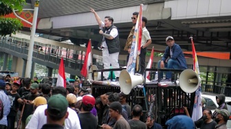 Sejumlah massa melakukan demonstrasi di depan gedung Kementerian Imipas, Jakarta, Senin (15/6/2026). [Suara.com/Alfian Winanto]