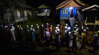 Sejumlah warga membacakan doa dan selawat saat mengikuti burdah keliling kampung di Arab Melayu, Pelayangan, Jambi, Senin (15/6/2026). [ANTARA FOTO/Wahdi Septiawan/bar]
