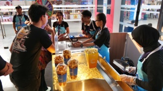 Wangi Popcorn Khas Bioskop Menggoda di Jakarta Fair, Pengunjung Bisa Racik Sesuai Selera