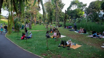 Warga berwisata di Taman Bendera Pusaka, Jakarta, Selasa (16/6/2026). [Suara.com/Alfian Winanto]