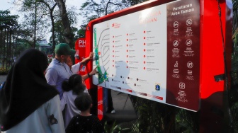 Warga berwisata di Taman Bendera Pusaka, Jakarta, Selasa (16/6/2026). [Suara.com/Alfian Winanto]