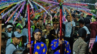 Sejumlah warga mengikuti kirab agung saat tradisi malam Satu Suro di Sendang Sidukun Desa Traji, Parakan, Temanggung, Jawa Tengah, Senin (15/6/2026). [ANTARA FOTO/Anis Efizudin/bar