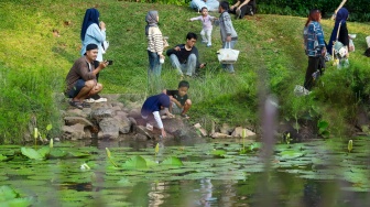 Warga berwisata di Taman Bendera Pusaka, Jakarta, Selasa (16/6/2026). [Suara.com/Alfian Winanto]