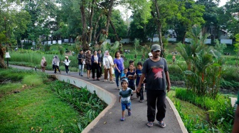 Warga berwisata di Taman Bendera Pusaka, Jakarta, Selasa (16/6/2026). [Suara.com/Alfian Winanto]