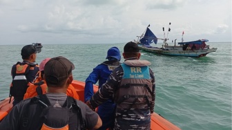 KM Arof Tenggelam Dihantam Gelombang di Perairan Kuala Penet, 2 ABK Hilang