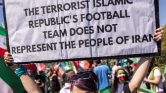 Ratusan Demonstran Anti Teheran Kepung Timnas Iran di SoFi Stadium