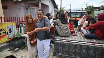 Warga melakukan evakuasi mandiri saat terjadi gempa di Pantai Tondo, Palu, Sualwesi Tengah, Selasa (16/6/2026). [ANTARA FOTO/Basri Marzuki/Lmo/YU]
