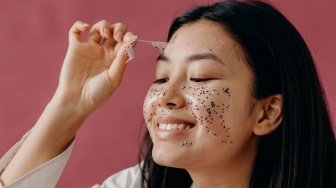 6 Tanda Kamu Harus Melakukan Peeling Wajah Menurut Dokter Kecantikan, Bye-bye Flek Hitam