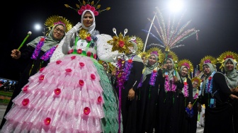 Peserta mengenakan busana dari limbah plastik pada kegiatan pawai budaya di kawasan Stadion Batakan, Balikpapan, Kalimantan Timur, Senin (15/6/2026). [ANTARA FOTO/Angga Palguna/bar]