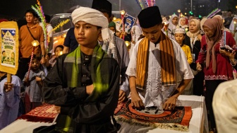 Sejumlah warga mengikuti pawai obor di kawasan Cilandak, Jakarta, Senin (15/6/2026). [ANTARA FOTO/Rakha Raditya Yahya/bar]
