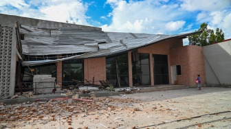Seorang anak memperhatikan bangunan yang mengalami kerusakan akibat gempa di Palu, Sulawesi Tengah, Selasa (16/6/2026). [ANTARA FOTO/Basri Marzuki/Lmo/YU]