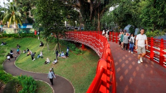 Warga berwisata di Taman Bendera Pusaka, Jakarta, Selasa (16/6/2026). [Suara.com/Alfian Winanto]