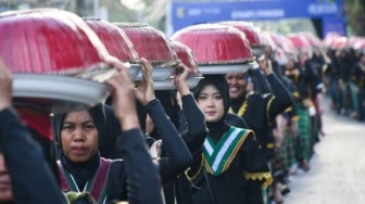 Ribuan Warga Lombok Timur Rayakan Tahun Baru Islam dengan Makan Bersama
