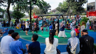 Warga berwisata di Taman Bendera Pusaka, Jakarta, Selasa (16/6/2026). [Suara.com/Alfian Winanto]
