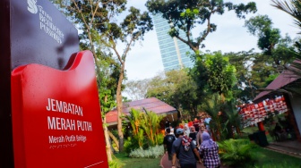 Warga berwisata di Taman Bendera Pusaka, Jakarta, Selasa (16/6/2026). [Suara.com/Alfian Winanto]