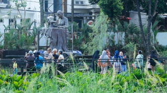 Warga berwisata di Taman Bendera Pusaka, Jakarta, Selasa (16/6/2026). [Suara.com/Alfian Winanto]