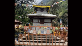 Stupa Buddha berdiri di kawasan Chhomrong, Nepal, yang menjadi salah satu titik persinggahan bagi pendaki di jalur menuju Annapurna Base Camp, Kamis (28/5/2026). [Suara.com/Rizka Chaerani] 