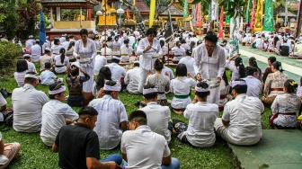 Pemuka agama Hindu memercikkan air suci (Tirta) saat mengikuti persembahyangan Hari Galungan di Pura Pitamaha, Palangka Raya, Kalimantan Tengah, Rabu (17/6/2026). [ANTARA FOTO/Auliya Rahman/bar]