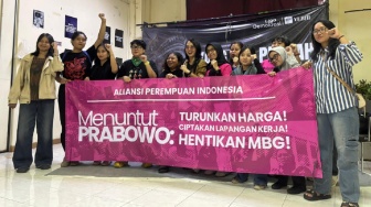 Demo Pakai Daster ke Istana, Aliansi Perempuan Tuntut Prabowo Turunkan Harga BBM dan Setop MBG