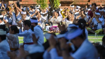 Umat Hindu bersembahyang bersama saat Hari Raya Galungan di Pura Jagatnatha, Denpasar, Bali, Rabu (17/6/2026).  [ANTARA FOTO/Fikri Yusuf/wsj]