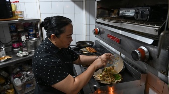 Pemilik restoran masakan Indonesia Enak, Renta Uli Panggabean, menyiapkan makanan gado-gado di Cuauhtémoc, Mexico City, Meksiko, Sabtu (13/6/2026) waktu setempat. [ANTARA FOTO/Aditya Pradana Putra/kye]