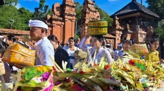 Umat Hindu membawa sesajen saat melakukan persembahyangan bersama Hari Raya Galungan di Pura Jagatnatha, Denpasar, Bali, Rabu (17/6/2026). [ANTARA FOTO/Fikri Yusuf/wsj]