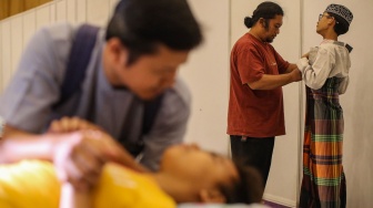 Orang tua menemani anaknya saat proses sunat massal di Mal Kota Kasablanka, Jakarta, Selasa (16/6/2026). [Suara.com/Alfian Winanto]
