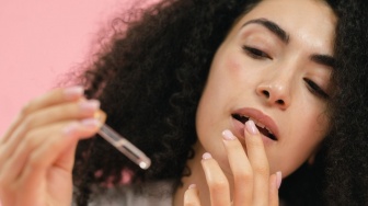 Apakah Benar Lip Serum Bisa Memerahkan Bibir? Ini Faktanya