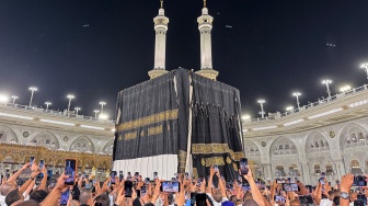 Umat Islam dari berbagai negara mengabadikan proses penggantian kain penutup Ka'bah atau kiswah di Masjidil Haram, Makkah, Arab Saudi, Senin (15/6/2026) waktu setempat. [ANTARA FOTO/Citro Atmoko/sgd]