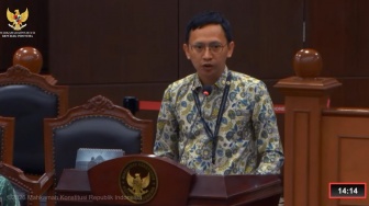 Tahan Tangis saat Sidang MK, Guru Sebut PPPK dan Honorer Dipecat Imbas MBG