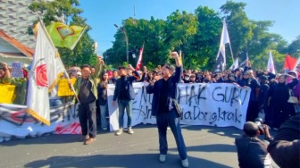 Ribuan Mahasiswa Surabaya Kepung Grahadi, Desak Penghentian MBG