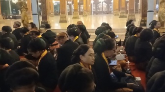 2 Kubu di Keraton Solo Tetap Gelar Kirab Malam 1 Suro, Duduk Saling Membelakangi